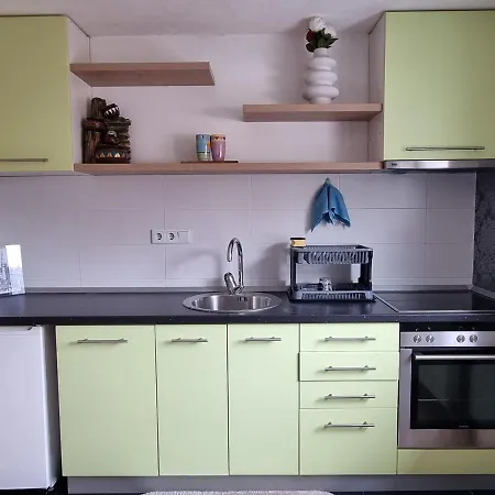 Hill + Free Garage Apartment