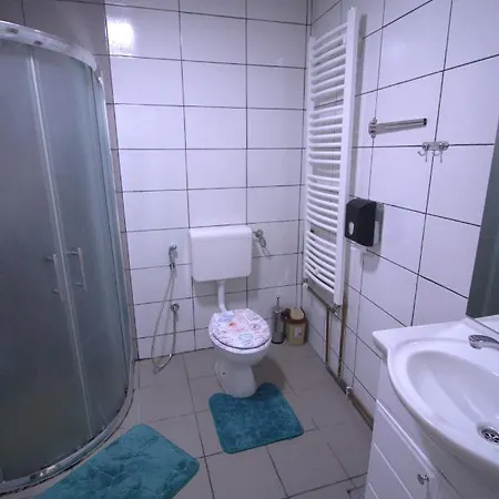 Hill + Free Garage Apartment *